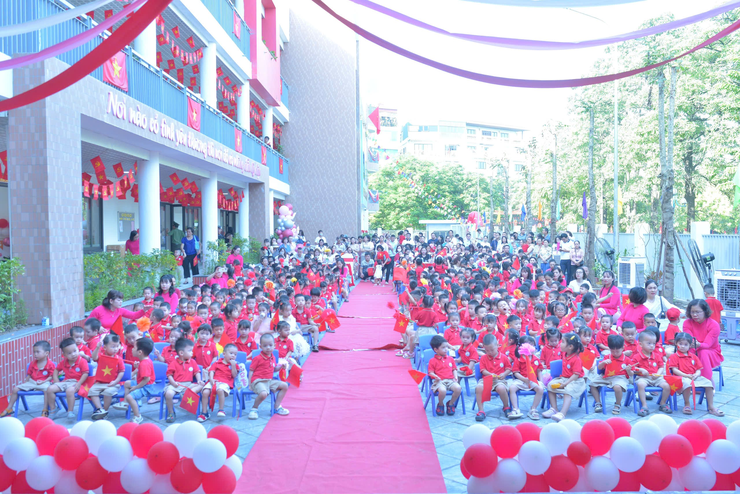 Thường trực Đảng ủy phường Phương Liệt trực tiếp chào đón học sinh mới tại lễ khai giảng- Ảnh 6.