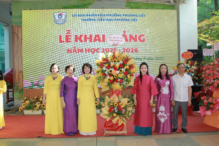 Thường trực Đảng ủy phường Phương Liệt trực tiếp chào đón học sinh mới tại lễ khai giảng- Ảnh 7.