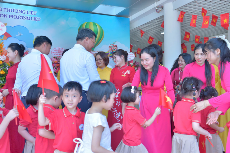 Thường trực Đảng ủy phường Phương Liệt trực tiếp chào đón học sinh mới tại lễ khai giảng- Ảnh 8.