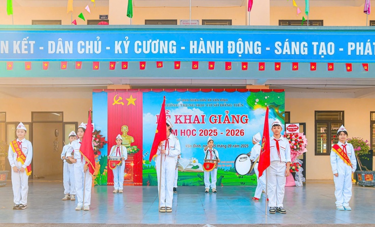 CÁC ĐỒNG CHÍ LÃNH ĐẠO XÃ VÂN ĐÌNH DỰ LỄ KHAI GIẢNG NĂM HỌC MỚI 2025 - 2026- Ảnh 17.