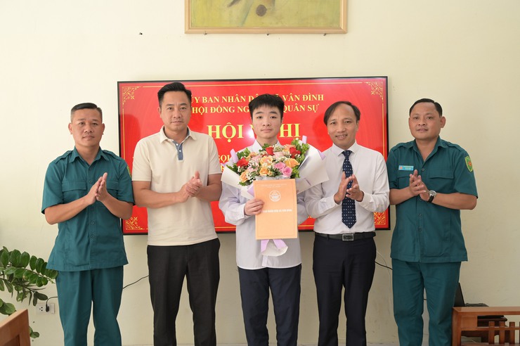 Trao Quyết định cho công dân trúng tuyển nghĩa vụ quân sự vào các nhà trường trong Quân đội và giao nhiệm vụ cho cán bộ Ban Chỉ huy Quân sự xã trúng tuyển ngành quân sự- Ảnh 1.