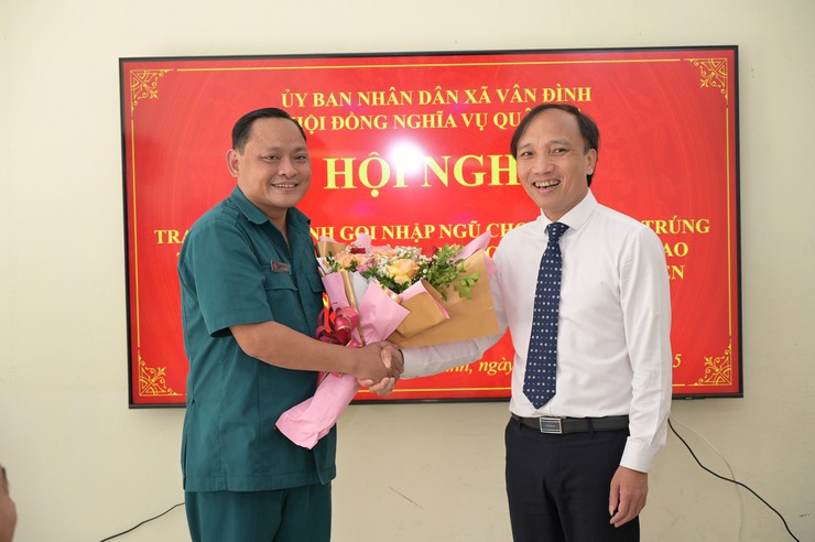 Trao Quyết định cho công dân trúng tuyển nghĩa vụ quân sự vào các nhà trường trong Quân đội và giao nhiệm vụ cho cán bộ Ban Chỉ huy Quân sự xã trúng tuyển ngành quân sự- Ảnh 2.