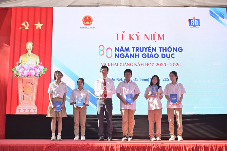 Gần 11 nghìn 500 học sinh Bát Tràng hân hoan bước vào năm học mới 2025 – 2026- Ảnh 8.