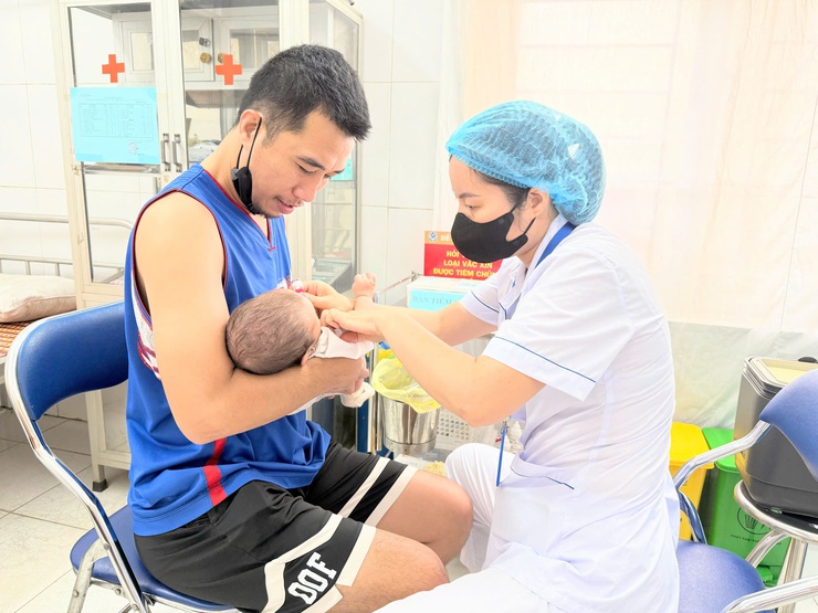 Trạm Y tế phường Ngọc Hà triển khai tiêm chủng thường xuyên cho trẻ- Ảnh 3.