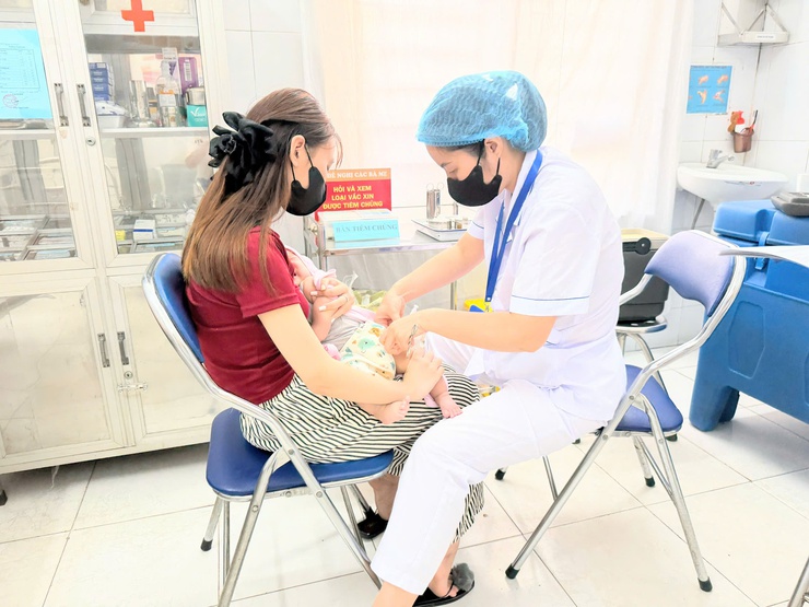 Trạm Y tế phường Ngọc Hà triển khai tiêm chủng thường xuyên cho trẻ- Ảnh 2.