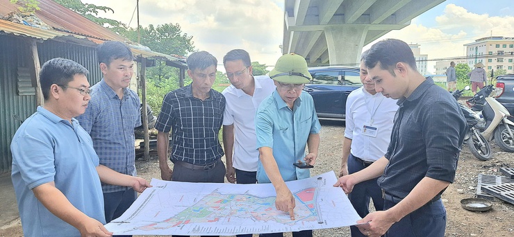 Bí thư Đảng ủy phường Xuân Phương kiểm tra, khảo sát các công trình, dự án quan trọng trên địa bàn Phường.- Ảnh 1.