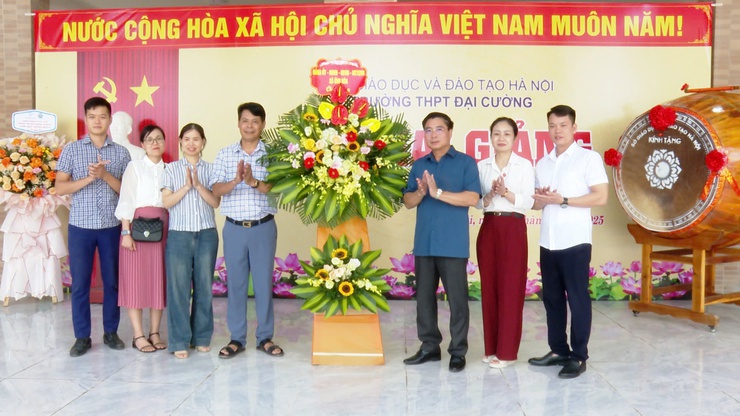 Đồng chí Chủ tịch  UBND xã Nguyễn Đức Bình kiểm tra  công tác chuẩn bị lễ khai giảng năm học mới 2025 – 2026.- Ảnh 5.