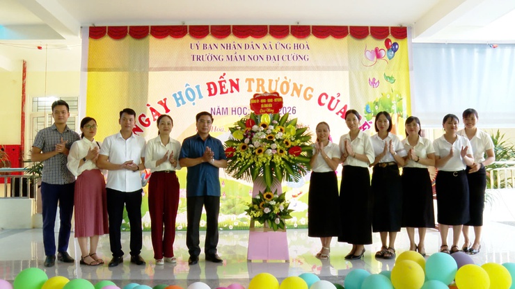 Đồng chí Chủ tịch  UBND xã Nguyễn Đức Bình kiểm tra  công tác chuẩn bị lễ khai giảng năm học mới 2025 – 2026.- Ảnh 7.