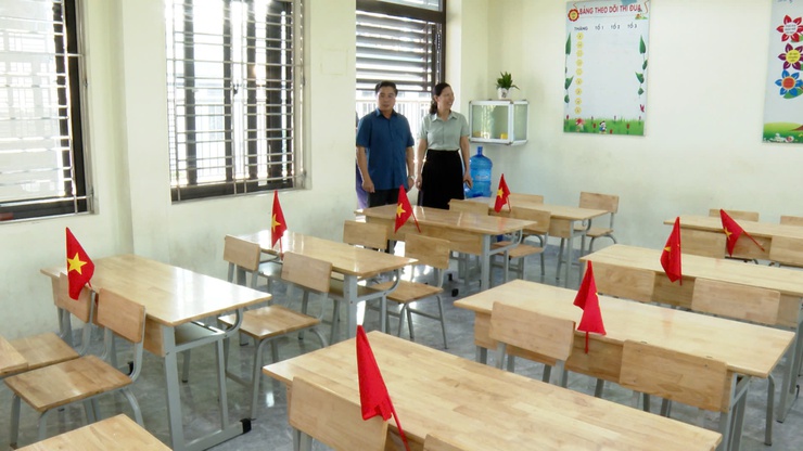 Đồng chí Chủ tịch  UBND xã Nguyễn Đức Bình kiểm tra  công tác chuẩn bị lễ khai giảng năm học mới 2025 – 2026.- Ảnh 2.