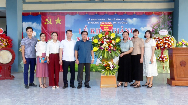 Đồng chí Chủ tịch  UBND xã Nguyễn Đức Bình kiểm tra  công tác chuẩn bị lễ khai giảng năm học mới 2025 – 2026.- Ảnh 6.