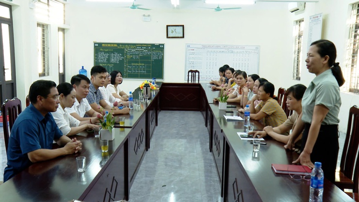 Đồng chí Chủ tịch  UBND xã Nguyễn Đức Bình kiểm tra  công tác chuẩn bị lễ khai giảng năm học mới 2025 – 2026.- Ảnh 3.