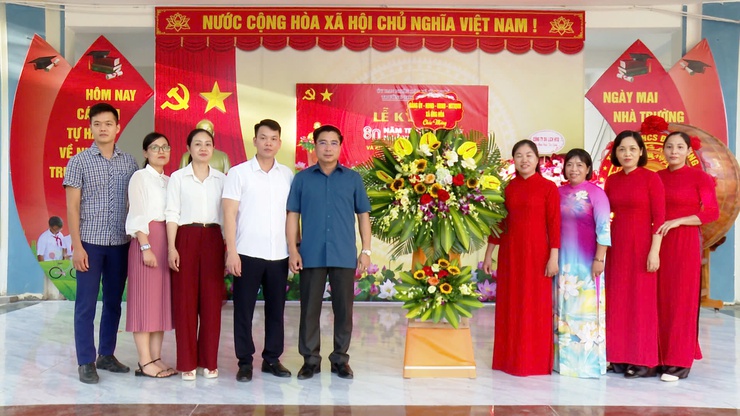 Đồng chí Chủ tịch  UBND xã Nguyễn Đức Bình kiểm tra  công tác chuẩn bị lễ khai giảng năm học mới 2025 – 2026.- Ảnh 1.