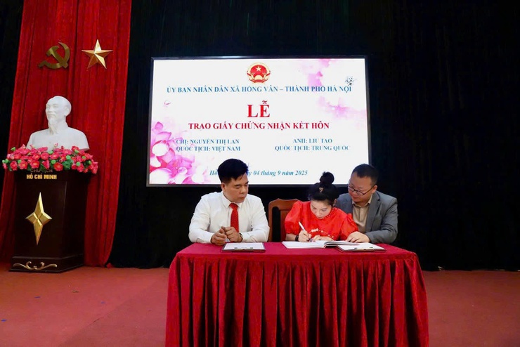 Xã Hồng Vân lần đầu trao Giấy đăng ký kết hôn cho người có quốc tịch nước ngoài- Ảnh 1.