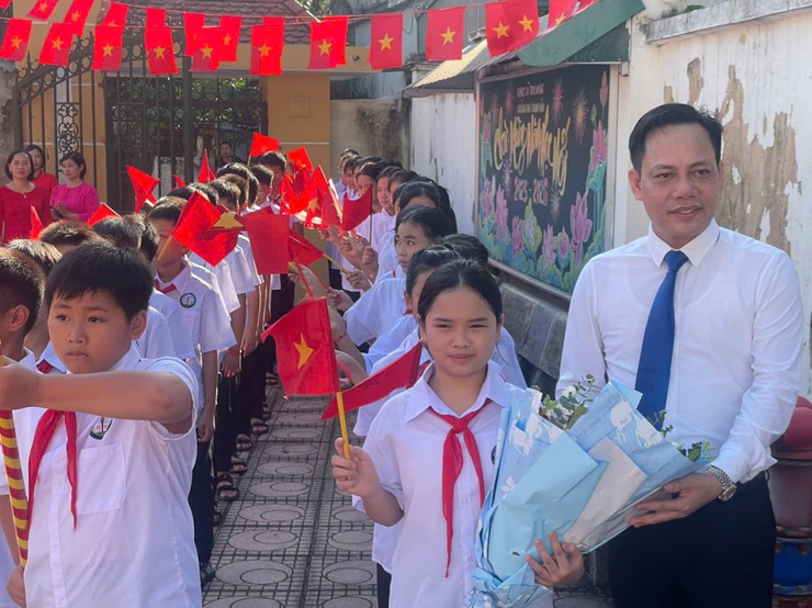 Học sinh Tam Hưng hân hoan trong ngày khai trường- Ảnh 8.