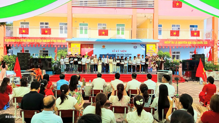 Học sinh Tam Hưng hân hoan trong ngày khai trường- Ảnh 2.