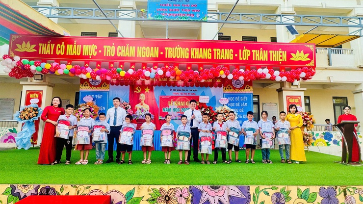 Học sinh Tam Hưng hân hoan trong ngày khai trường- Ảnh 14.