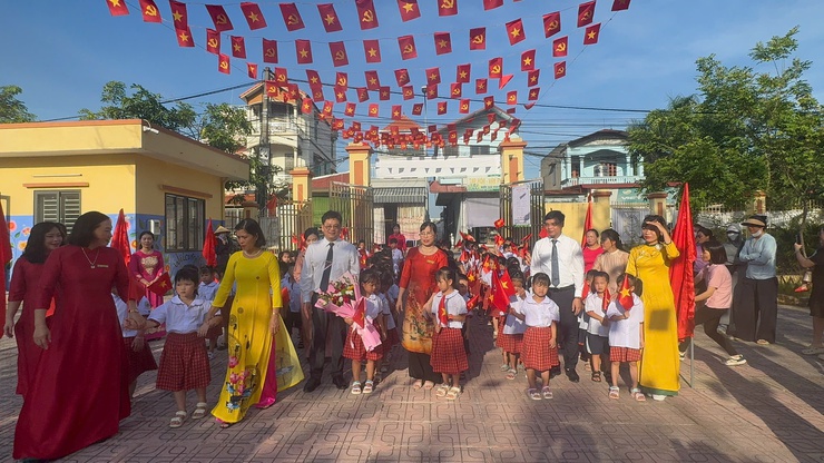 Học sinh Tam Hưng hân hoan trong ngày khai trường- Ảnh 12.