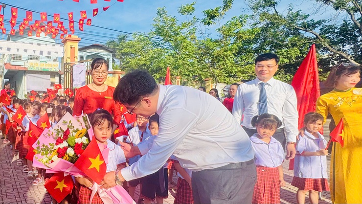 Học sinh Tam Hưng hân hoan trong ngày khai trường- Ảnh 11.