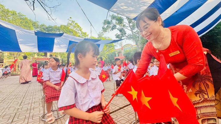 Học sinh Tam Hưng hân hoan trong ngày khai trường- Ảnh 16.