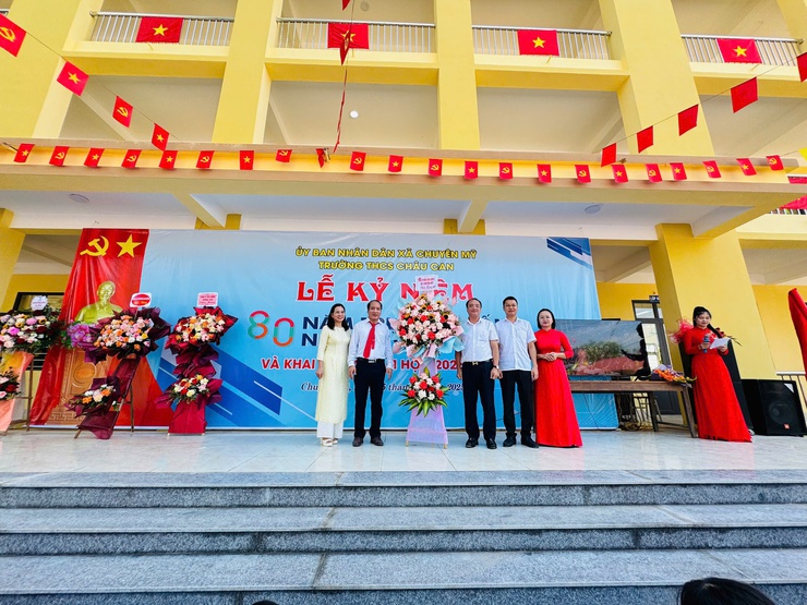 Các đồng chí lãnh đạo xã chúc mừng các trường học trên địa bàn nhân dịp Khai giảng năm học mới 2025-2026- Ảnh 4.
