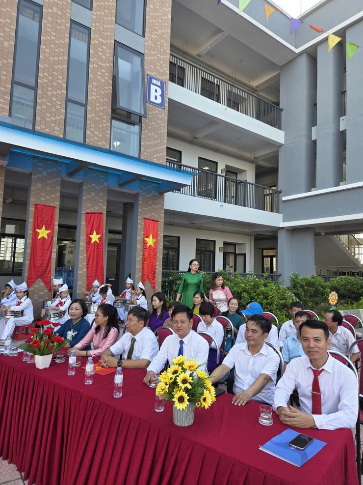 Niềm vui ngày hội khai trường của học sinh xã Bình Minh- Ảnh 2.