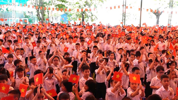 Niềm vui ngày hội khai trường của học sinh xã Bình Minh- Ảnh 10.