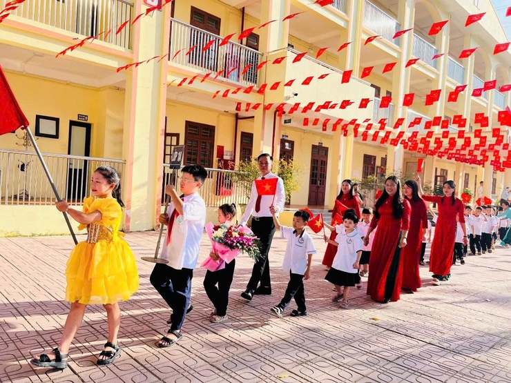 Niềm vui ngày hội khai trường của học sinh xã Bình Minh- Ảnh 3.