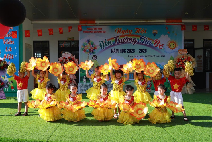 Niềm vui ngày hội khai trường của học sinh xã Bình Minh- Ảnh 5.