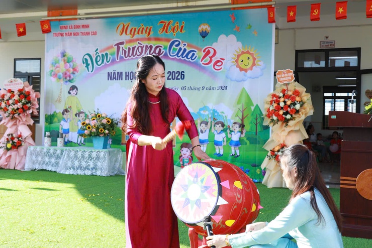Niềm vui ngày hội khai trường của học sinh xã Bình Minh- Ảnh 8.
