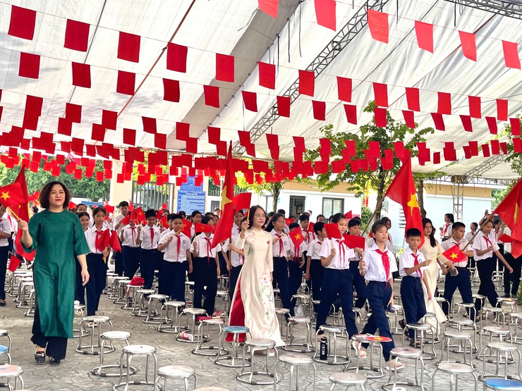 Đồng chí Chủ tịch UBND xã Vĩnh Thanh dự Lễ khai giảng năm học mới tại Trường THCS Tàm Xá

- Ảnh 1.