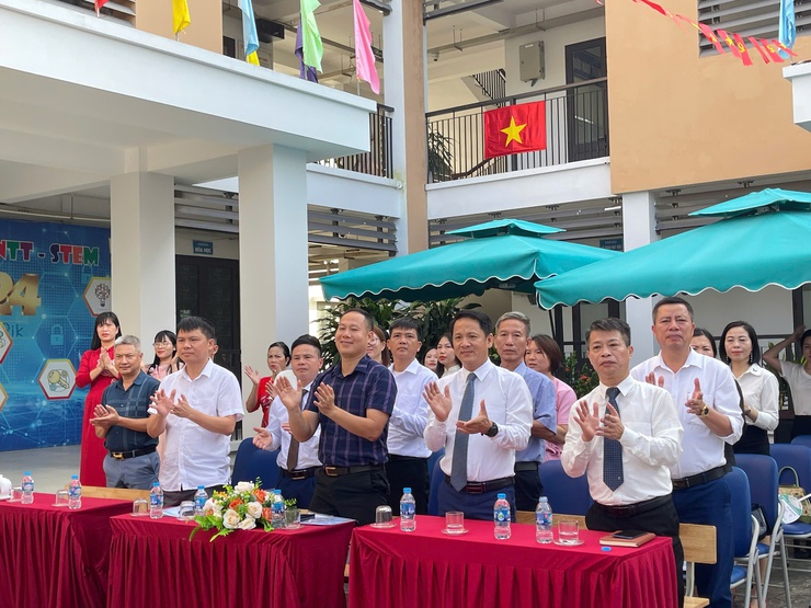 Đồng chí Chủ tịch UBND xã Vĩnh Thanh dự Lễ khai giảng năm học mới tại Trường THCS Tàm Xá

- Ảnh 2.