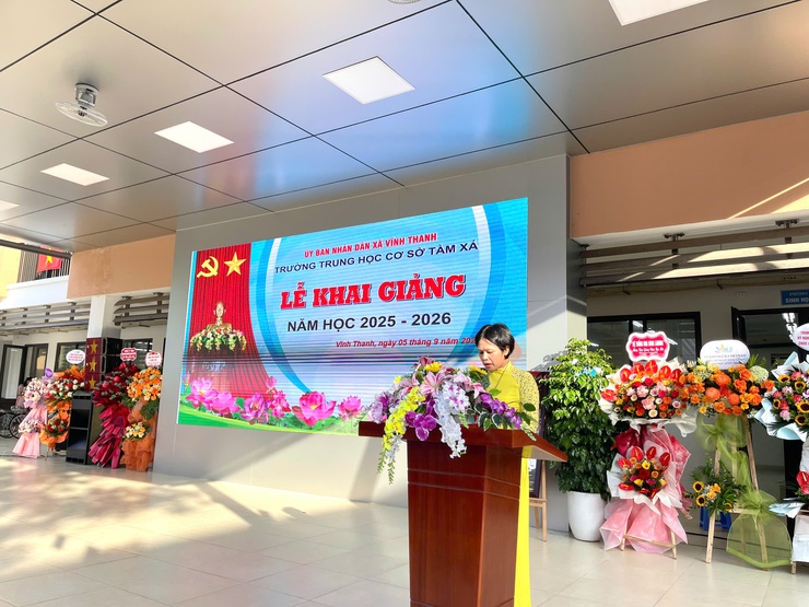 Đồng chí Chủ tịch UBND xã Vĩnh Thanh dự Lễ khai giảng năm học mới tại Trường THCS Tàm Xá

- Ảnh 4.