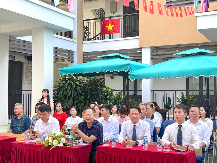Đồng chí Chủ tịch UBND xã Vĩnh Thanh dự Lễ khai giảng năm học mới tại Trường THCS Tàm Xá

- Ảnh 5.