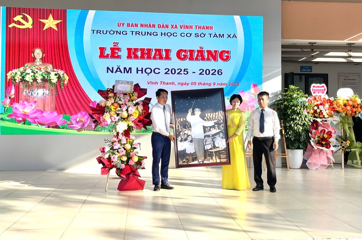 Đồng chí Chủ tịch UBND xã Vĩnh Thanh dự Lễ khai giảng năm học mới tại Trường THCS Tàm Xá

- Ảnh 3.