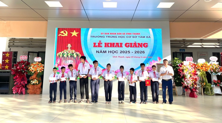 Đồng chí Chủ tịch UBND xã Vĩnh Thanh dự Lễ khai giảng năm học mới tại Trường THCS Tàm Xá

- Ảnh 7.