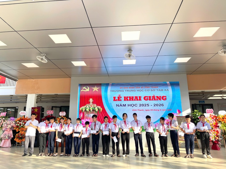 Đồng chí Chủ tịch UBND xã Vĩnh Thanh dự Lễ khai giảng năm học mới tại Trường THCS Tàm Xá

- Ảnh 6.