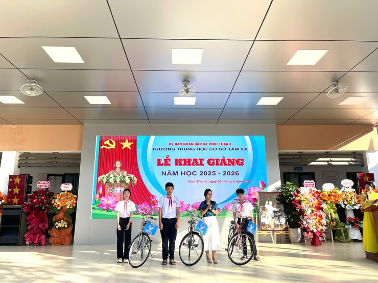 Đồng chí Chủ tịch UBND xã Vĩnh Thanh dự Lễ khai giảng năm học mới tại Trường THCS Tàm Xá

- Ảnh 8.