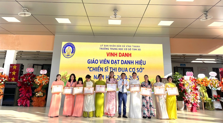 Đồng chí Chủ tịch UBND xã Vĩnh Thanh dự Lễ khai giảng năm học mới tại Trường THCS Tàm Xá

- Ảnh 9.