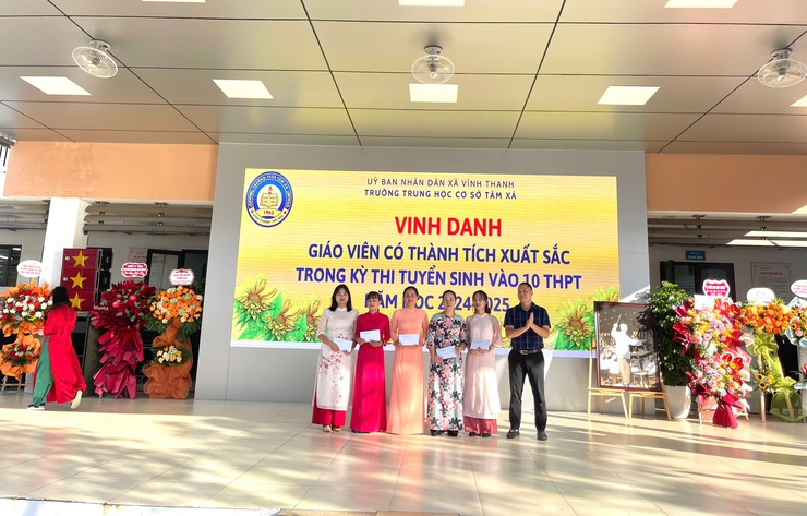 Đồng chí Chủ tịch UBND xã Vĩnh Thanh dự Lễ khai giảng năm học mới tại Trường THCS Tàm Xá

- Ảnh 10.