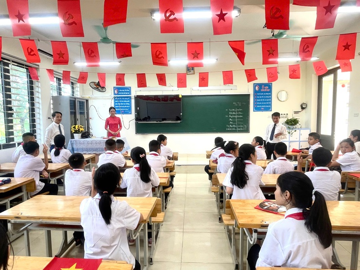 Đồng chí Chủ tịch UBND xã Vĩnh Thanh dự Lễ khai giảng năm học mới tại Trường THCS Tàm Xá

- Ảnh 12.