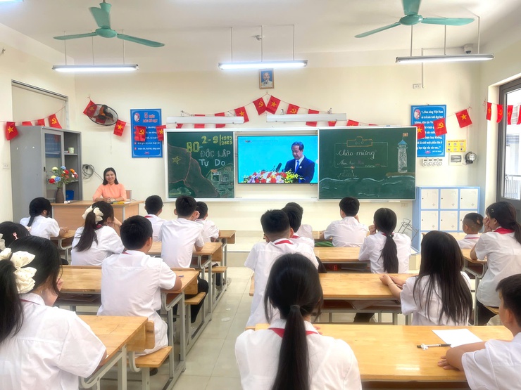 Đồng chí Chủ tịch UBND xã Vĩnh Thanh dự Lễ khai giảng năm học mới tại Trường THCS Tàm Xá

- Ảnh 13.