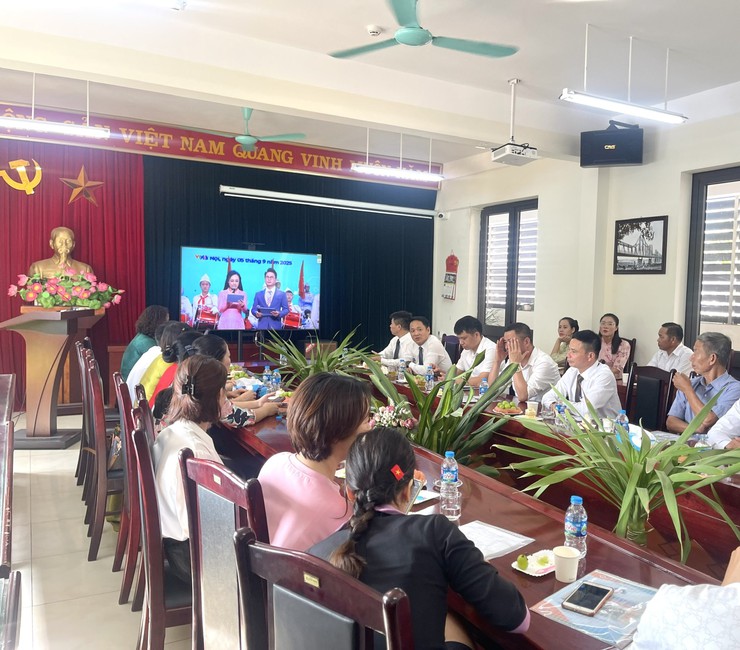 Đồng chí Chủ tịch UBND xã Vĩnh Thanh dự Lễ khai giảng năm học mới tại Trường THCS Tàm Xá

- Ảnh 11.