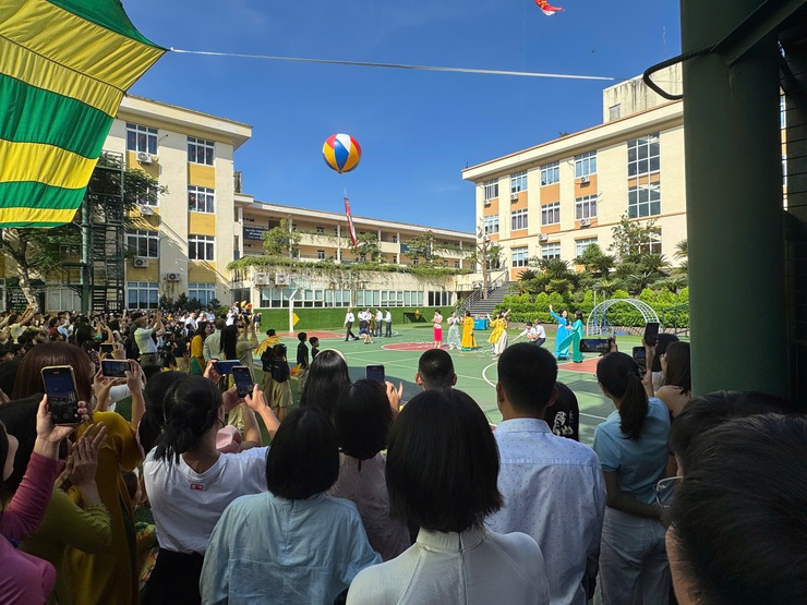 Niềm vui ngày hội khai trường của học sinh xã Bình Minh- Ảnh 11.