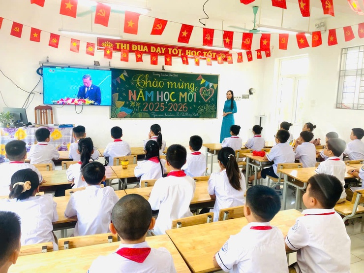 CÁC ĐỒNG CHÍ LÃNH ĐẠO XÃ VÂN ĐÌNH DỰ LỄ KHAI GIẢNG NĂM HỌC MỚI 2025 - 2026- Ảnh 22.