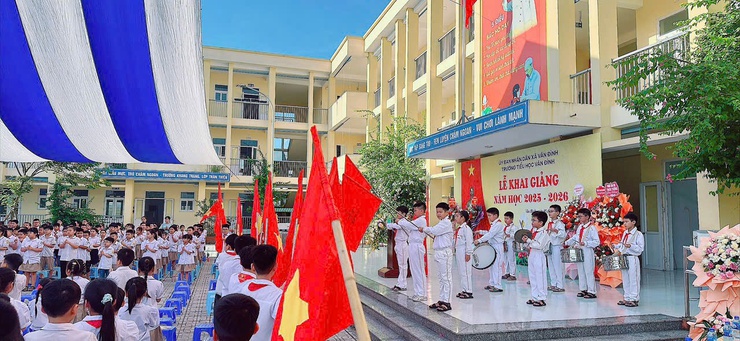 CÁC ĐỒNG CHÍ LÃNH ĐẠO XÃ VÂN ĐÌNH DỰ LỄ KHAI GIẢNG NĂM HỌC MỚI 2025 - 2026- Ảnh 16.