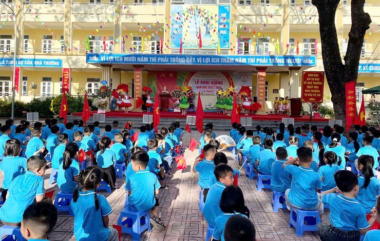 CÁC ĐỒNG CHÍ LÃNH ĐẠO XÃ VÂN ĐÌNH DỰ LỄ KHAI GIẢNG NĂM HỌC MỚI 2025 - 2026- Ảnh 25.