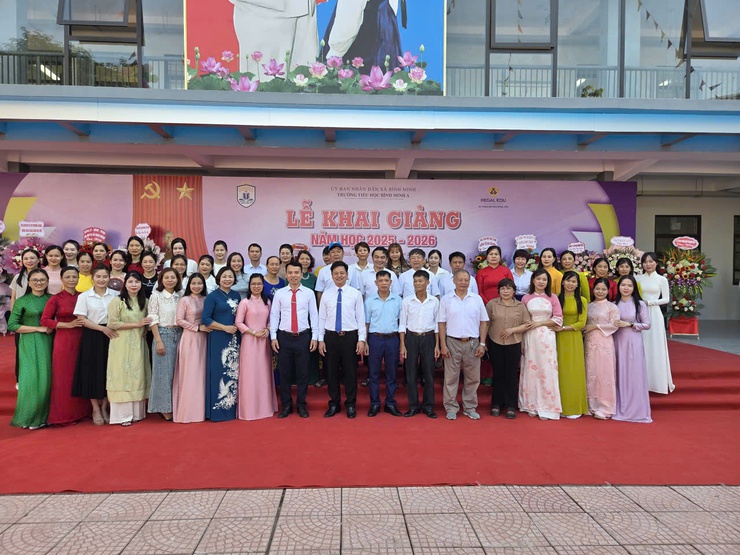 Niềm vui ngày hội khai trường của học sinh xã Bình Minh- Ảnh 12.