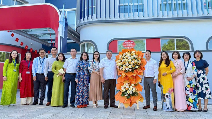 Các đồng chí Lãnh đạo phường Định Công tham dự Lễ khai giảng năm học 2025 - 2026 tại các trường học trên địa bàn phường Định Công- Ảnh 1.