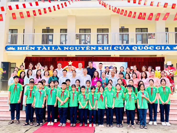 Các đồng chí lãnh đạo xã chúc mừng các trường học trên địa bàn nhân dịp Khai giảng năm học mới 2025-2026- Ảnh 1.