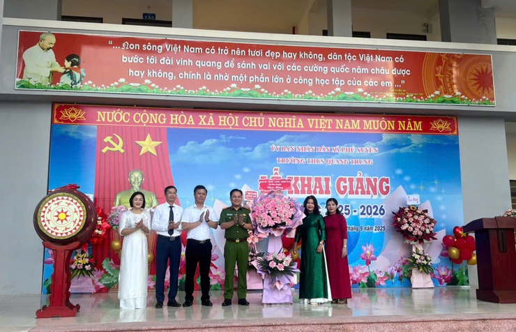 Đồng chí Chủ tịch UBND xã Phú Xuyên dự khai giảng tại Trường Tiểu học Hồng Thái- Ảnh 9.